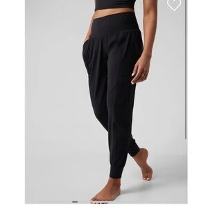 Athleta Salutation Cargo Jogger // Black small